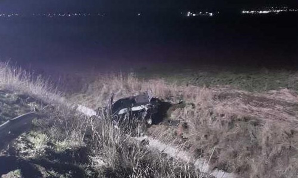 Un tânăr de 19 ani a murit, iar alți doi au fost răniți după ce maşina în care se aflau s-a răsturnat în judeţul Giurgiu
