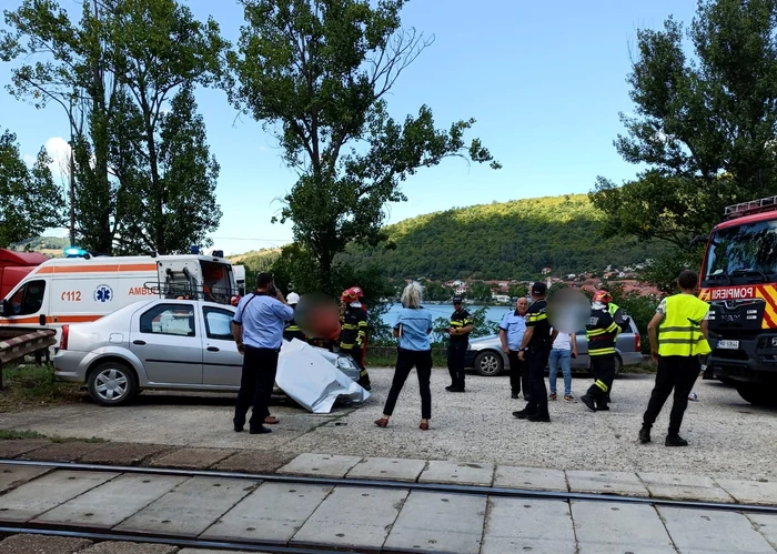 Mașina a fost izbită de tren. FOTO ISU Mehedinți