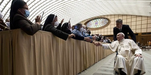 Papa Francisc in scaun cu rotile FOTO AFP