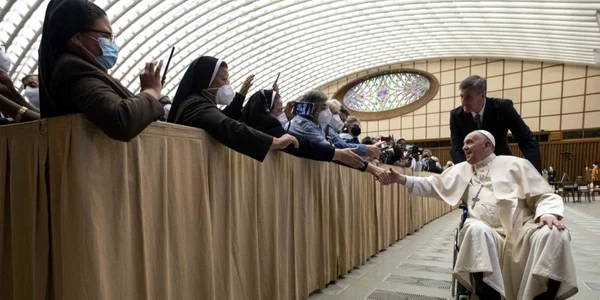 Papa Francisc in scaun cu rotile FOTO AFP