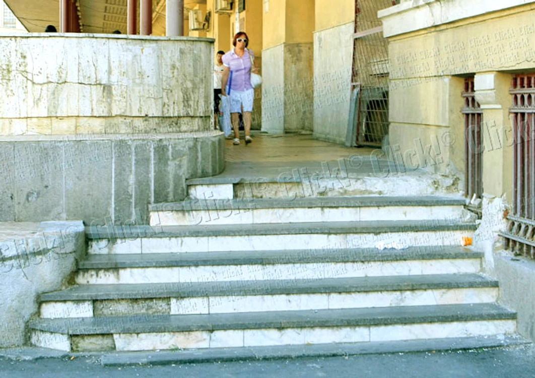 Treptele de la intrarea  în Gară s-au ros cu  trecerea anilor. Nimeni  nu le-a mai pus la loc