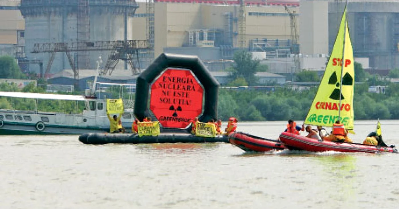 Activiştii Greenpeace protestează faţă de depozitarea deşeurilor radioactive la Centrala de la Cernavodă 