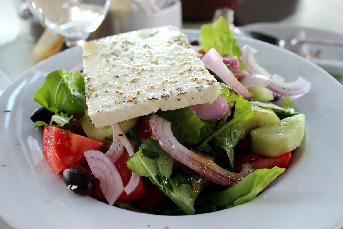 Salată grecească cu feta, roșii, castraveți și măsline
