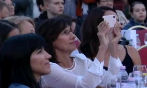 Carmen Iohannis s a distrat în compania prietenelor jpeg