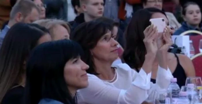 Carmen Iohannis s-a distrat în compania prietenelor