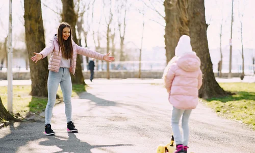 Cum sa ti petreci timpul cu micutul tau in fiecare zi Descopera aici idei creative de activitati pentru parinti si copii jpg