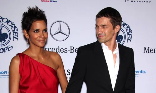 halle berry si martinez goff 11 hope 231010 39 jpeg