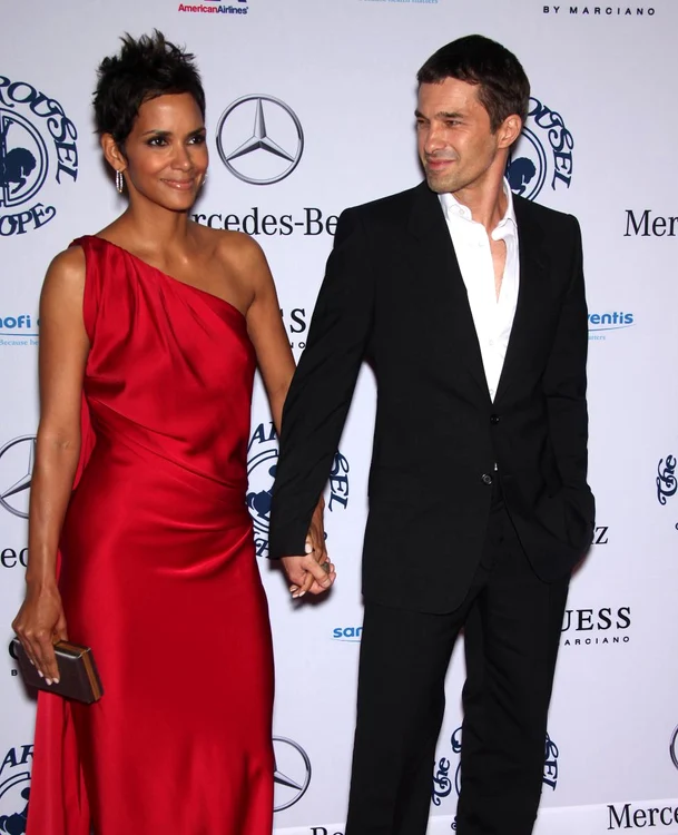 halle berry si martinez goff 11 hope 231010 39 jpeg