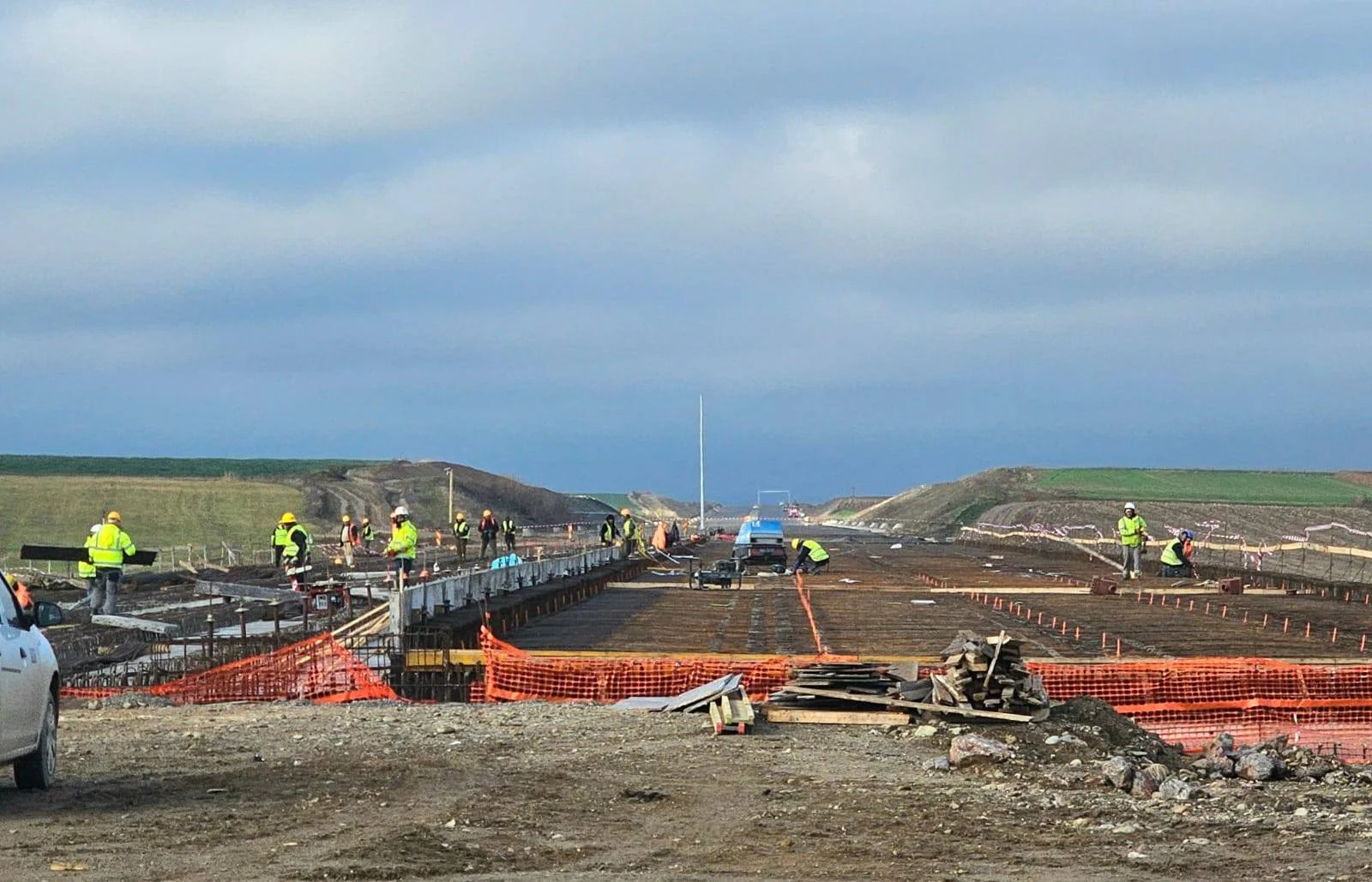 Premierul Bolojan a vizitat șantierul Autostrăzii Transilvania dintre Suplacu de Barcău și Chiribiș. Tronsonul va fi finalizat în 2026