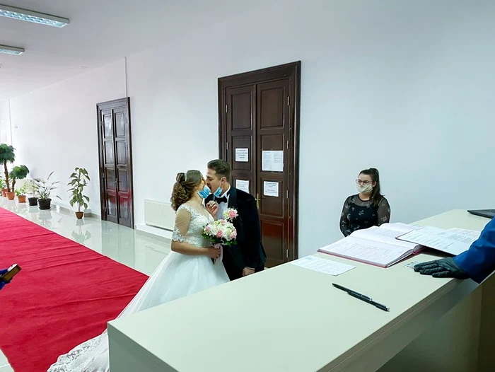 Au renunțat la mască pentru câteva momente