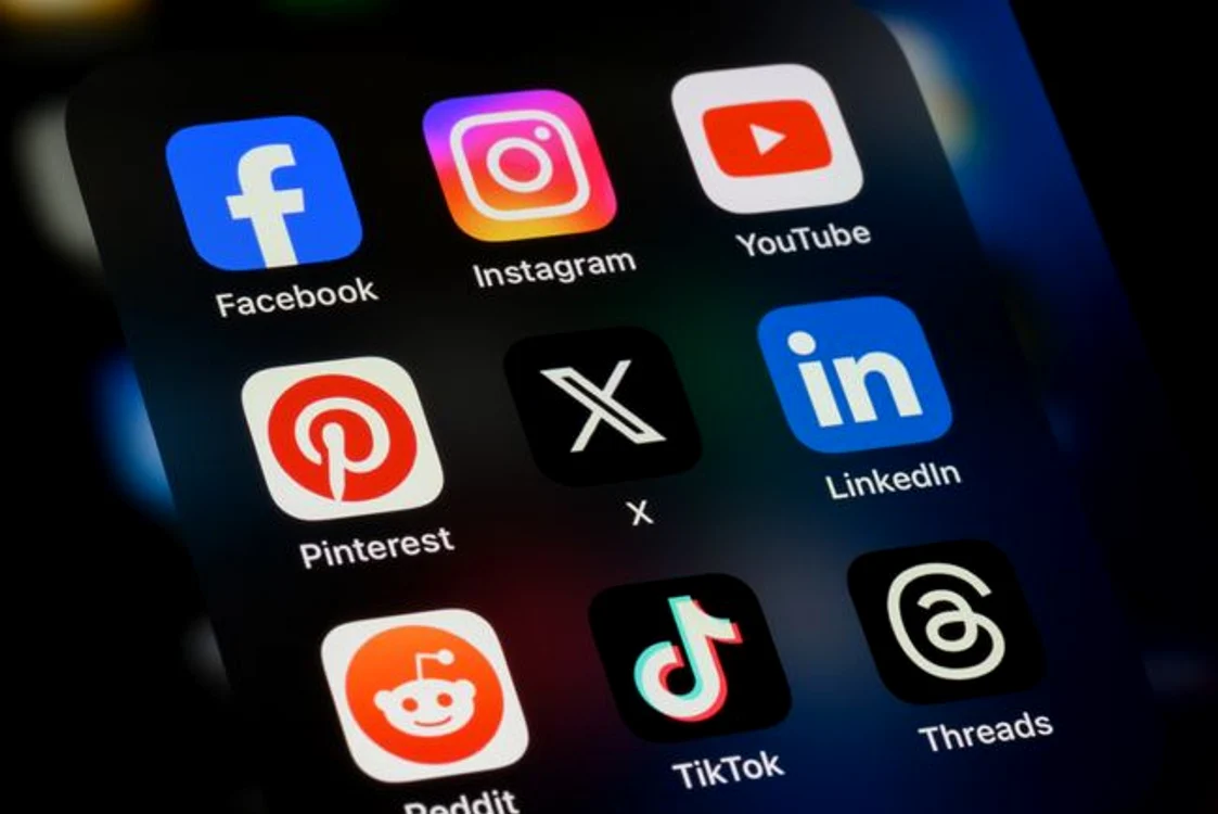 Adolescenții stau mai mult pe telefon în vacanță decât în anul școlar / Sursa foto: iStock