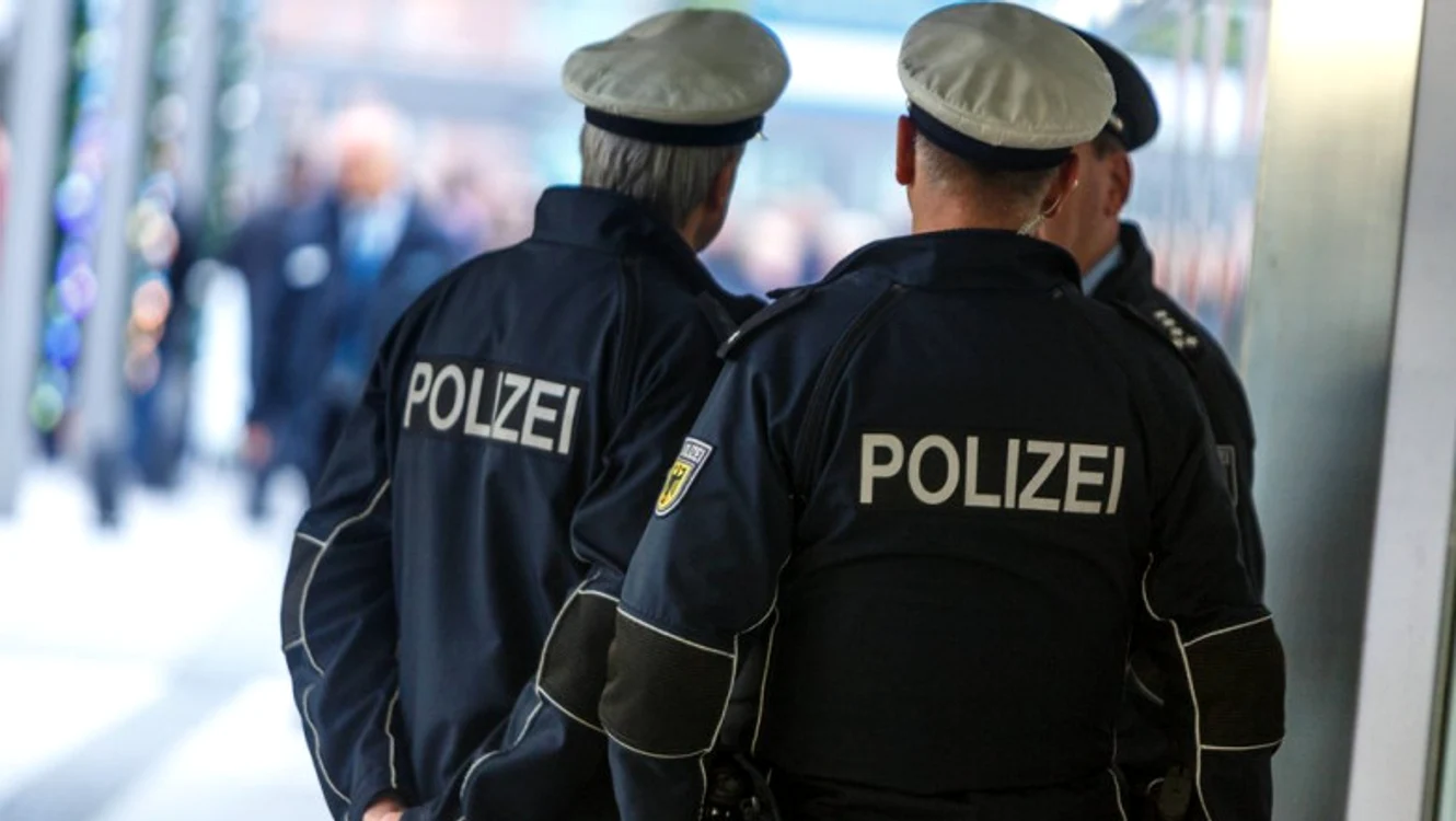 Polițiștii germani au nu își pot explica de ce românii nu s-au mulțumit cu banii din automatele de ouă și au furat și produseleFoto: captură digi24.ro