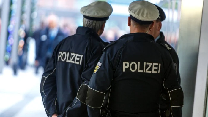 Polițiștii germani au nu își pot explica de ce românii nu s-au mulțumit cu banii din automatele de ouă și au furat și produseleFoto: captură digi24.ro