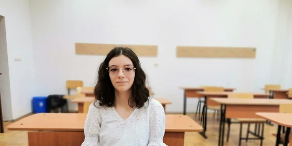 eleva care vrea să facă bani din panouri florale antipoluante - foto alina mitran