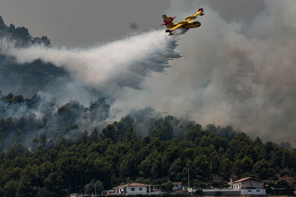 Avion cisternă aruncă apă pentru stingerea incendiilor
