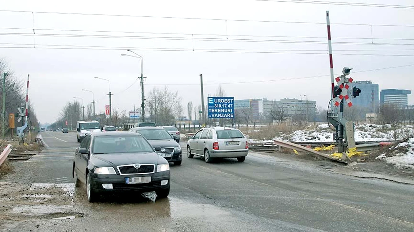 Bariera de pe strada Petricani  a rămas coborâtă mai bine  de două ore, în seara furtului (Fotografii: Sever Gheorghe)