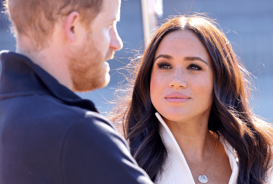 Șeful diplomației britanice ia apărarea familiei regale după acuzațiile de rasism din documentarul „Harry & Meghan”