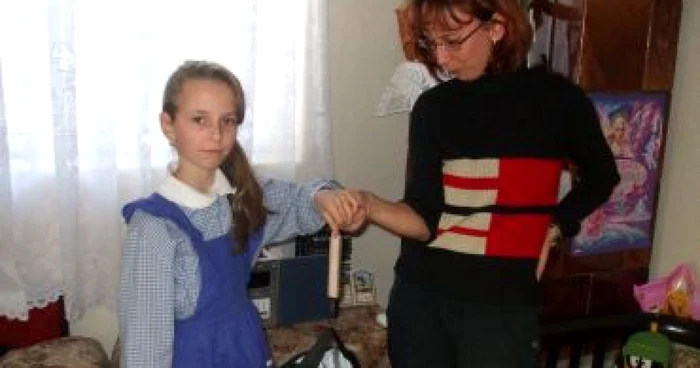 Râmnicu Vâlcea: Şcolarii sunt nevoiţi să care adevărate poveri în spate
