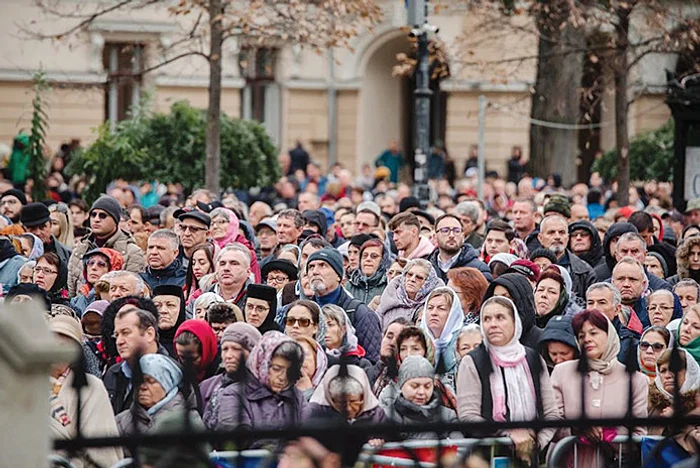 Credincioșii s-au rugat  toată dimineața. Foto: adevarul