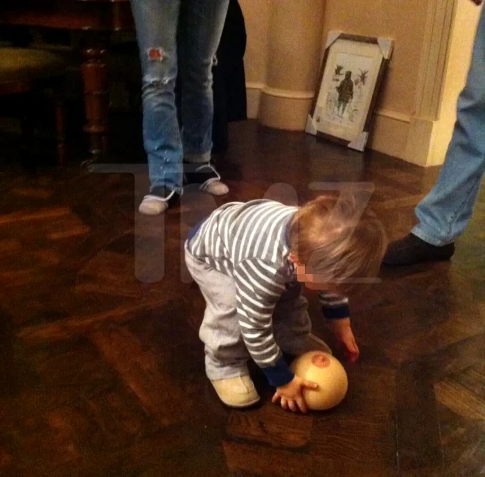 Jucăria oferită copilul de Printul Andrew. Foto TMZ