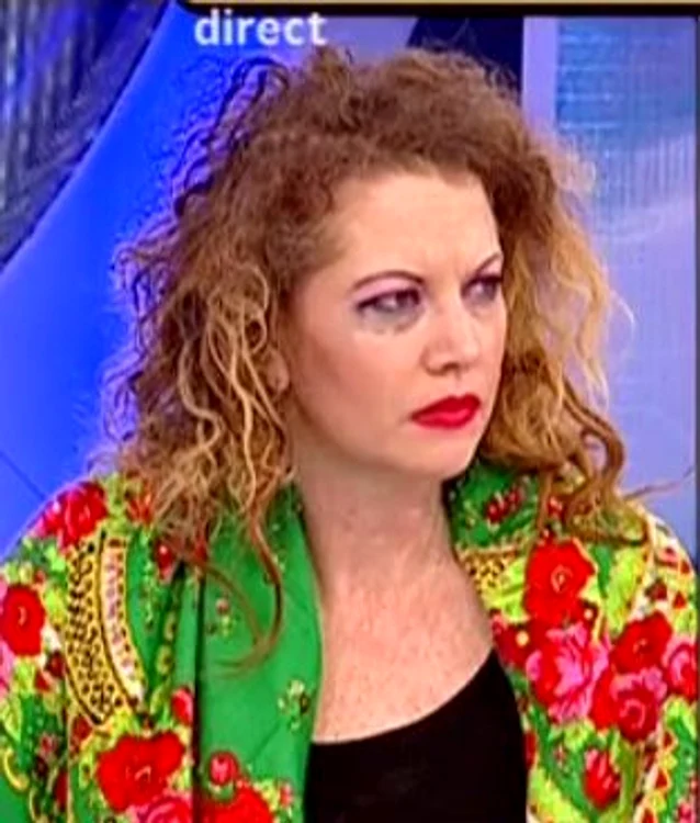 Cu machiajul scurs din cauza lacrimilor şi necoafată, Oana şi-a vărsat, din noul, năduful la TV