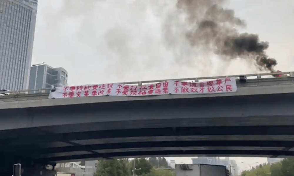 Protest cu bannere uriașe și un incendiu pe un pod din Beijing. Reacția internauților: „L-am văzut cu toții”