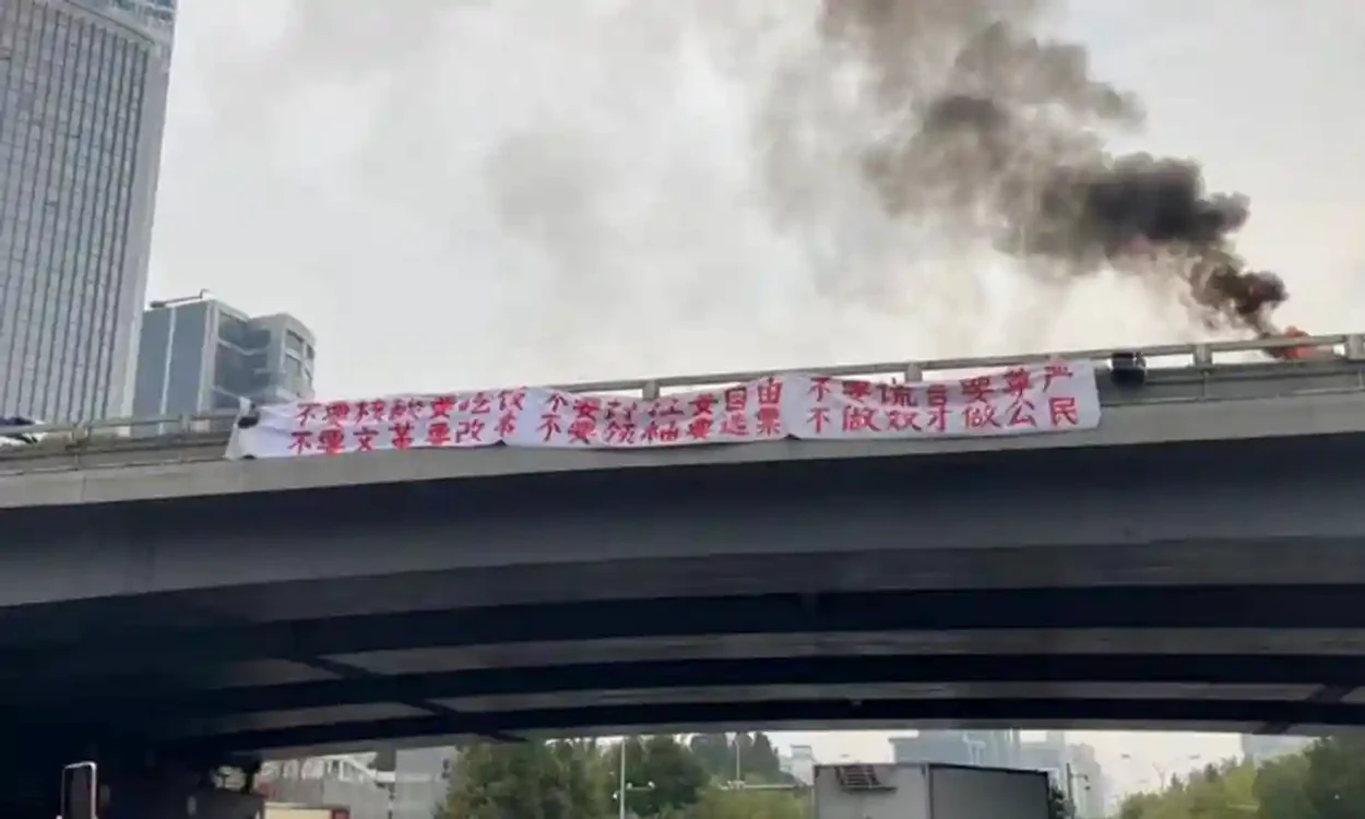 Nori groși și bannere pe un pod din Beijing în semn de protest față de Xi Jinping FOTO Twitter