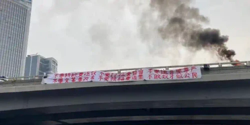 Nori groși și bannere pe un pod din Beijing în semn de protest față de Xi Jinping FOTO Twitter