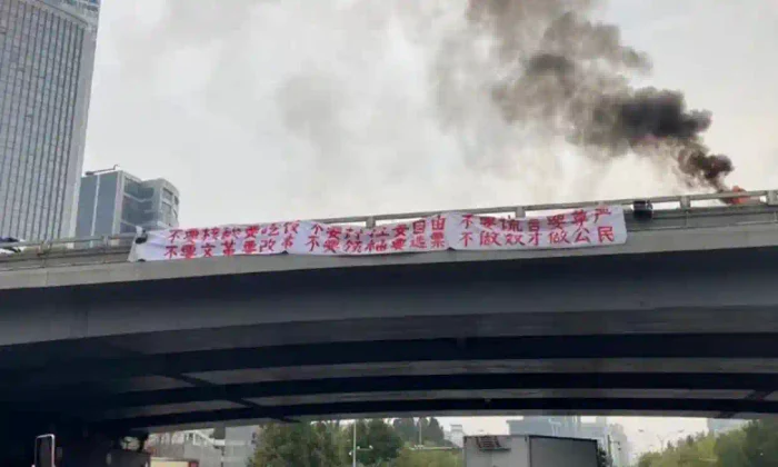 Nori groși și bannere pe un pod din Beijing în semn de protest față de Xi Jinping FOTO Twitter