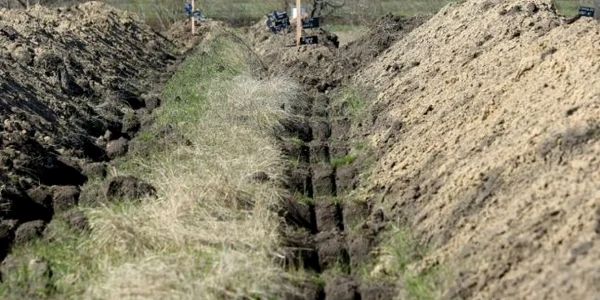 Morminte sapate la Dnipro in Ucraina pentru a-i convinge pe aomeni sa respecte masurile de izolare FOTO AFP