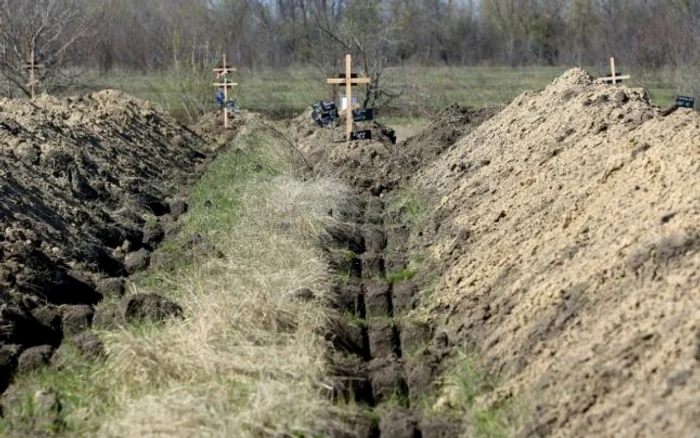 Morminte săpate într-un cimitir din Dnipro FOTO EPA-EFE