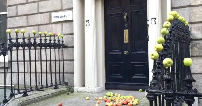 Enervaţi de susţinerea pe care Apple o primeşte din partea autorităţilor în privinţa evitării taxelor, mai mulţi irlandezi au organizat un protest cu mere în faţa partidului de guvernare FOTO Twitter