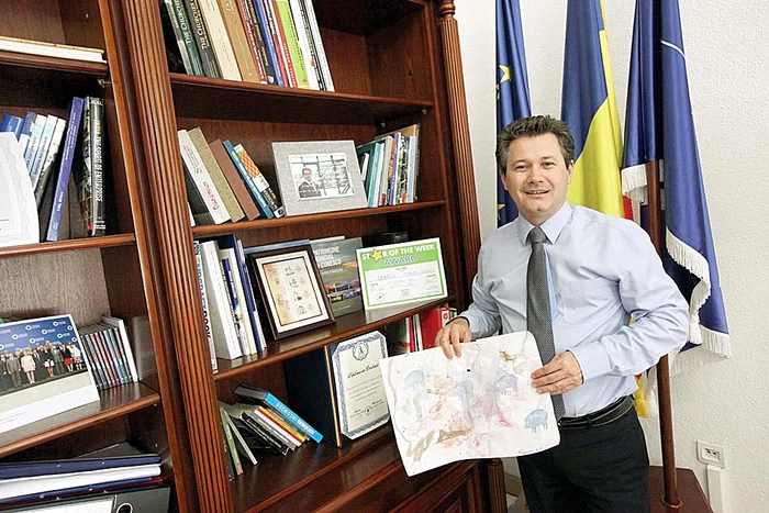 Mihnea jr. i-a dăruit un desen cu purceluşi