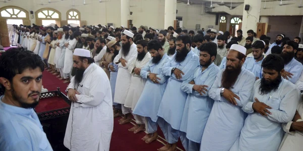 Rugăciune în Pakistan pentru liderul taliban decedat mullah Mohammad Omar. Înlocuitorul acestuia este mullahul Ahtar Mansoor FOTO AP