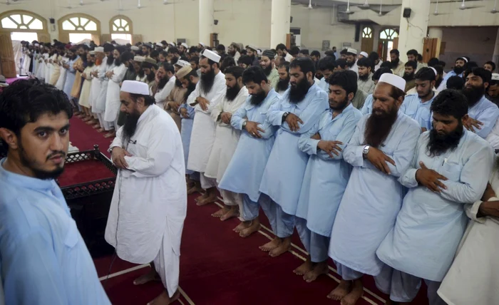 Rugăciune în Pakistan pentru liderul taliban decedat mullah Mohammad Omar. Înlocuitorul acestuia este mullahul Ahtar Mansoor FOTO AP