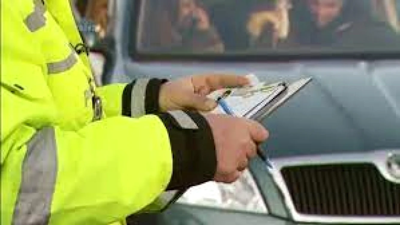 Un şofer oprit de un poliţist a oferit o mită de 8.000 de lei FOTO facebook