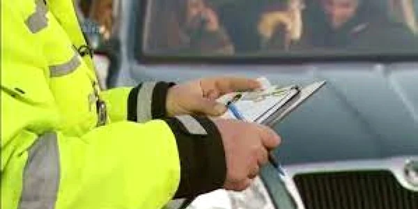 Un şofer oprit de un poliţist a oferit o mită de 8.000 de lei FOTO facebook