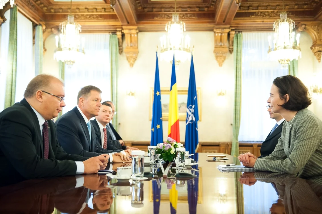 Preşedintele Klaus Iohannis s-a întâlnit, la Palatul Cotroceni, cu delegaţia FMI, condusă de Andrea Schaechter FOTO presidency.ro