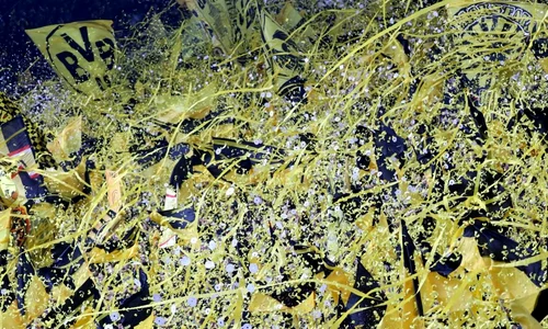 Fanii echipei  Dortmund se manifestă în timpul partidei Borussia Dortmund şi 1. FSV Mainz 05 desfăşurată pe  Signal Iduna Park Dortmund Germania. FOTO Guliver-Gettyimages