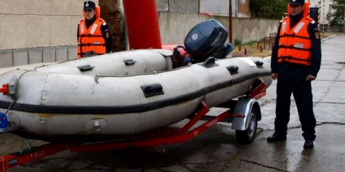 Cadavrul unui şofer turc este căutat de pompieri. ARHIVĂ: 