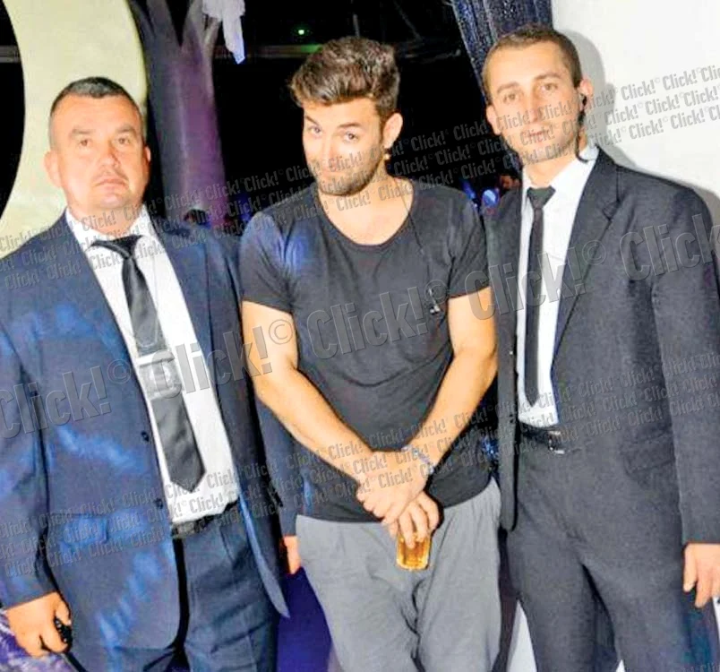 
    Cântăreţul a beneficiat  de două „gorile”, la  spectacolul din Ploieşti  