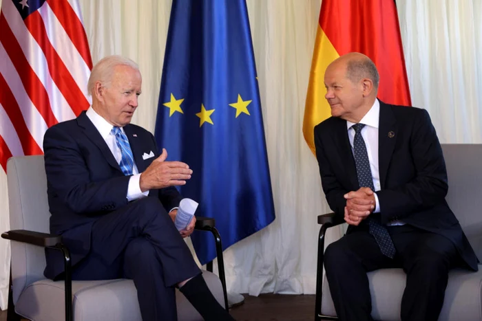 Joe Biden (stânga) şi Olaf Scholz într-un dialog în marja summitului G7 FOTO EPA-EFE