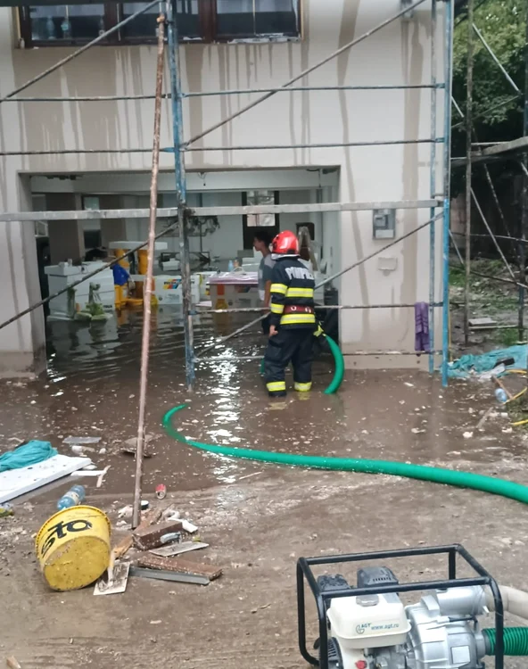 Apa a ajuns în locuinţe şi beciuri. FOTO IGSU