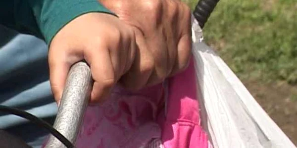 Un bărbat de 65 de ani a încercat să îşi violeze nepoata vitregă în vârstă de 5 ani