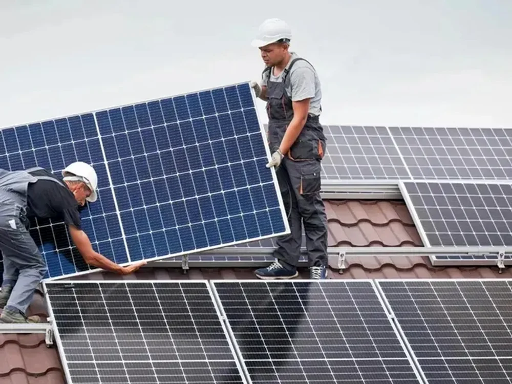 Se schimbă legea pentru românii cu panouri fotovoltaice.
