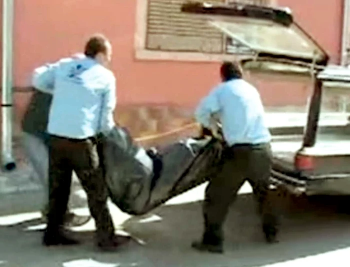Anchetatorii au scos  din casă cadavrele  celor doi pensionari