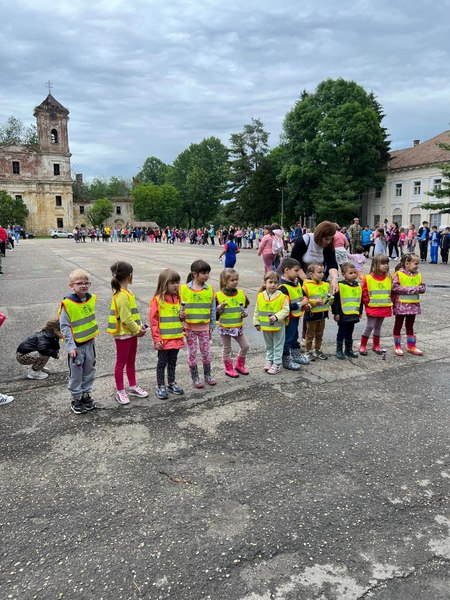 Cum au descoperit meseria de militar micuții dintr-un județ din Vestul României. Vânătoare de comori în inima cetății FOTO 