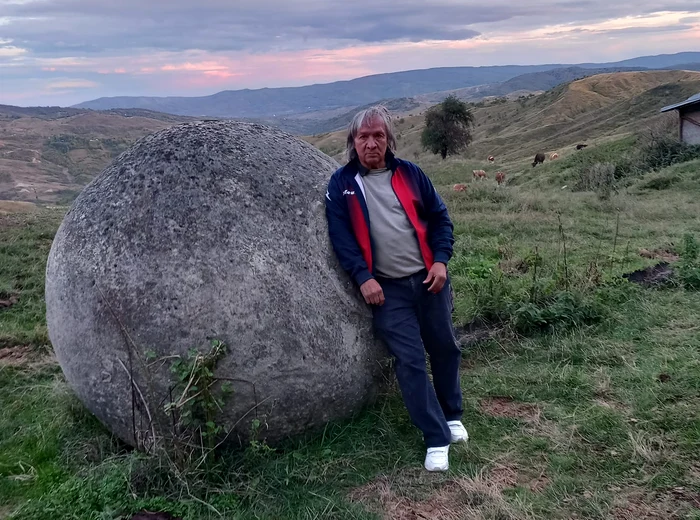 Virgil Bîgiu și unul dintre trovanții din Cozieni. SURSA Virgil Bîgiu