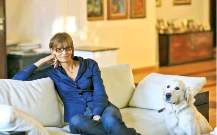 Gazda şi căţelul casei, într-o după-amiază de toamnă, în vila din Dorobanţi