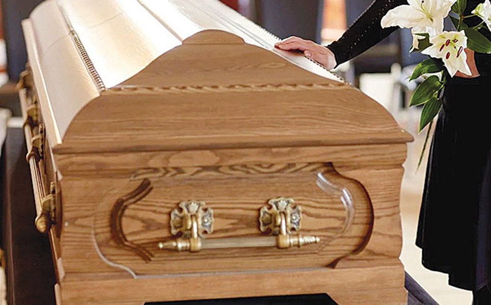 Momente șocante la o înmormântare din Italia. Angajații de la pompe funebre au scăpat sicriul, iar mortul a căzut pe drum